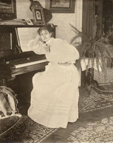 Chansonetta at the piano